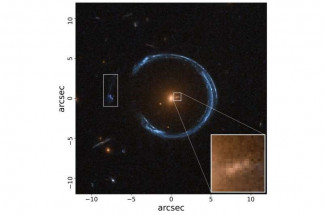 Imagen de la Herradura Cósmica, con el par de imágenes de una segunda fuente de fondo resaltadas. La tenue imagen central se forma cerca del agujero negro, lo que hizo posible el nuevo descubrimient