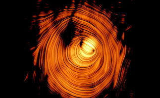 El 'Ojo de Sauron': chorro de plasma en el blazar PKS 1424+240, atravesado por un campo magnético toroidal casi perfecto. Rayos gamma de alta energía y neutrinos se proyectan con fuerza hacia la Tie