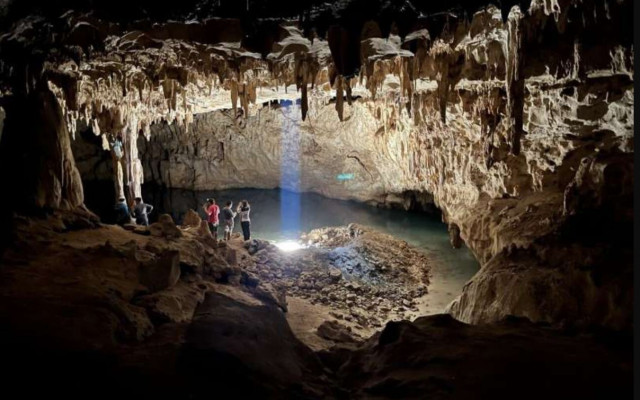 Turistas exploran la Cúpula de la Catedral, la cámara más grande de Grutas Tzabnah (Yucatán, México), y el origen de Tzab06-1. El pozo artificial 'La Noria' ilumina ahora la cueva.
