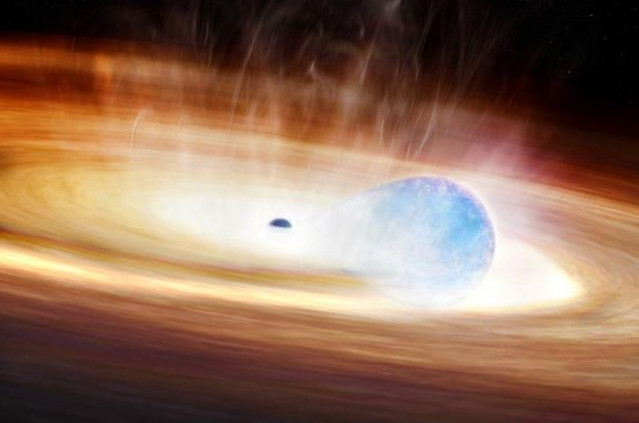Un estudio ha capturado la interacción explosiva entre un agujero negro y una estrella masiva cercana (azul), como se muestra en la concepción de este artista.