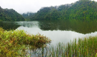 Una imagen del lago Cormorán, donde el sedimento extraído ayudó a los investigadores a iluminar los paisajes cambiantes en el valle del río Upano, en el este de Ecuador.