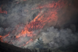 Vista de las llamas, a 19 de agosto de 2025, en el Puerto de San Glorio, León, Castilla y León (España). Aunque los incendios se encuentran controlados, tanto el Gobierno de Castilla y León como e