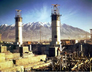 La acería Geneva Steel en construcción en 1942 en Vineyard, Utah. Antes de su cierre en 2001, la acería era una de las mayores contaminadoras de Utah.