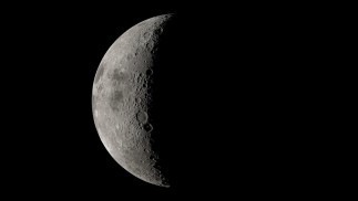 Esta visualización simula lo que la tripulación de Artemis II podría ver a través de las ventanas de Orión el día de su aproximación más cercana a la Luna.