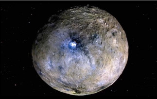 El planeta enano Ceres se muestra con colores mejorados, basadas en imágenes de la misión Dawn de la NASA. Nuevos modelos térmicos y químicos indican que Ceres pudo haber tenido hace mucho tiempo 