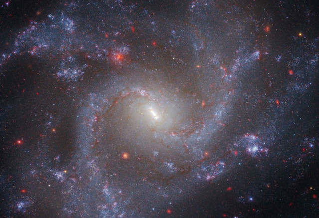 Archivo -  Un modelo matemático revela cómo el colapso de la materia y la expansión de los vacíos configuran la evolución del universo.