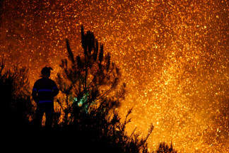Un vecino ve el avance del fuego, a 25 de agosto de 2025, en A Pobra de Brollón, Lugo, Galicia (España). Un incendio en el municipio lucense de A Pobra do Brollón, originado en la parroquia de Abre