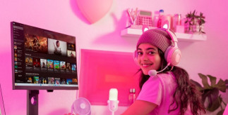 Una chica jugando con auriculares.