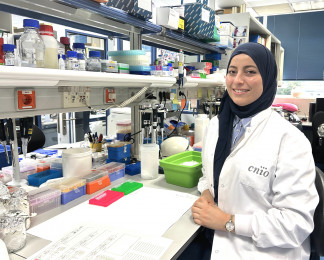 La científica tunecina Marwa Mahdouani realiza una estancia posdoctoral en el CNIO sobre cáncer colorrectal hereditario.