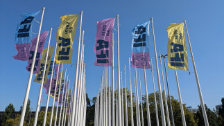 Banderas a la entrada de Messe Berlin por la feria IFA 2024