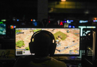 Archivo - Un hombre frente al ordenador juega a videojuegos.