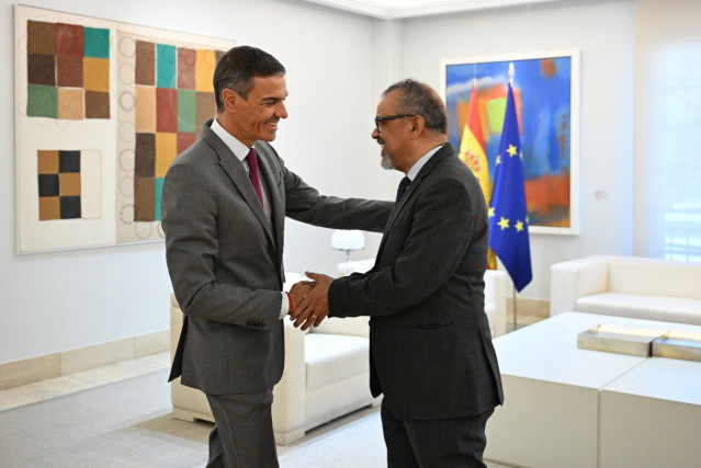 El presidente del Gobierno, Pedro Sánchez, con el director general de la Organización Mundial de la Salud (OMS), el doctor Tedros Adhanom Ghebreyesus.
