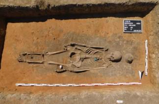 Entierro intacto de una mujer adulta con marcadores genéticos de origen local. Ajuar funerario: joyería de cuentas de vidrio y un amuleto de concha cauri. Cementerio preeslavo de Brücken, elemento 