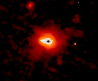 En el centro de esta imagen, la galaxia Makani se muestra en negro, rodeada por una emisión más tenue en blanco. Más allá, el polvo cálido en rojo, con las partículas más lejanas detectadas a u