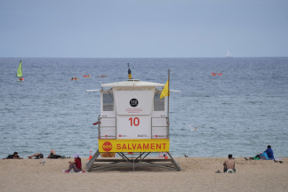 Archivo - Estación de salvamento en la playa del Bogatell, a 9 de julio de 2025, en Barcelona, Catalunya (España). Desde el 26 de mayo hasta el 11 de septiembre, están en marcha en Barcelona los ho