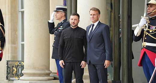 EuropaPress 6932316 presidente francia emmanuel macron recibe presidente ucrania volodimir