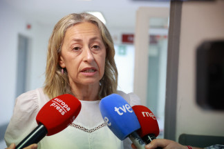 Archivo - La consejera de Salud y Consumo, Rocío Hernández, atiende a los medios de comunicación durante la visita la Unidad de Salud Mental del Hospital Virgen del Rocío. A 25 de junio de 2025, e