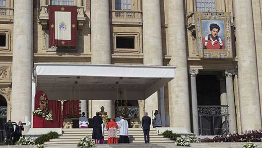 EuropaPress 6938870 papa leon xiv canonizacion carlo acutis plaza san pedro vaticano septiembre