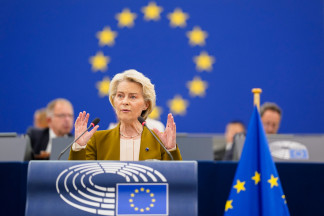 La presidenta de la Comisión Europea, Ursula von der Leyen, durante su intervención en el debate sobre el Estado de la Unión (SOTEU) en el pleno del Parlamento Europeo en Estrasbugo (Francia).