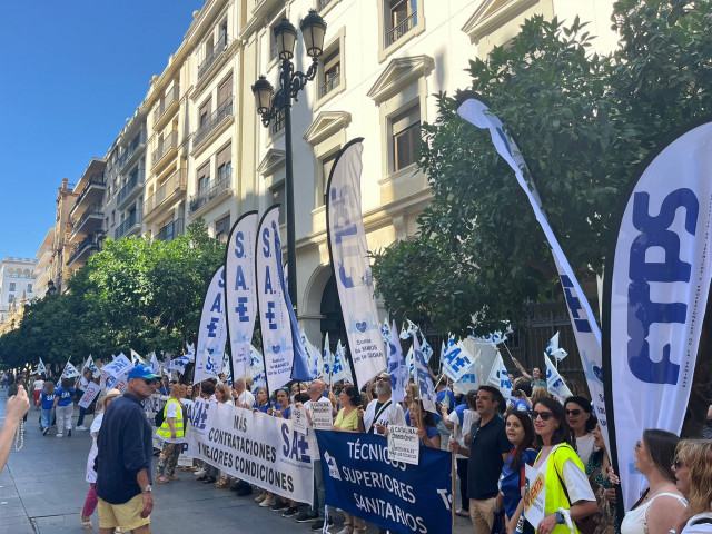 Archivo - Concentración del Sindicato de Técnicos de Enfermería (SAE) ante la sede del SAS en Sevilla capital.