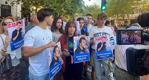 EuropaPress 6947685 mas centenar personas reunen frente embajada eeuu madrid homenaje activista