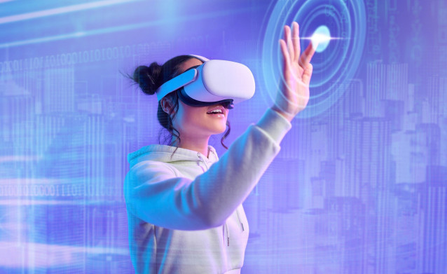 Imagen de recurso de una persona usando realidad virtual.