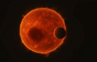 Impresión artística del sistema TOI-3884: el superneptuno TOI-3884b pasando frente a la estrella enana roja TOI-3884, que alberga una gran mancha estelar.