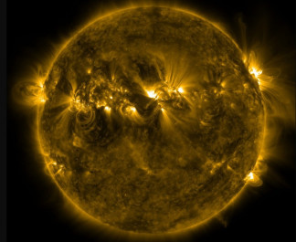 Imagen del Sol tomada desde el satélite Solar Dynamics Observatory, que muestra la corona silenciosa y estructuras magnéticas como bucles coronales, que trazan los patrones intrincados de las línea