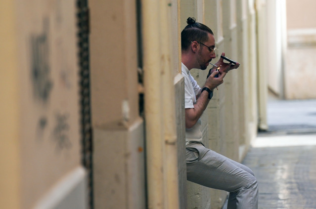 Personas fumando por las calles de Málaga. A 10 de septiembre de 2025 en Málaga, Andalucía (España). El Consejo de Ministros ha aprobado este martes el Anteproyecto de Ley del tabaco que prohíbe expresamente el consumo de tabaco y productos relacionados p