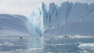Los científicos utilizan kayaks para remolcar sensores alrededor del hielo en la boca del fiordo helado de Ilulissat en Groenlandia.