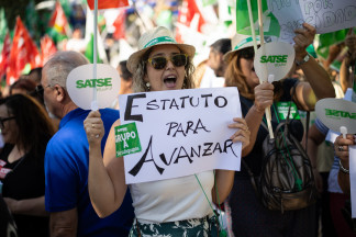 Manifestantes durante una concentración del personal del Sistema Nacional de Salud (SNS), frente al Hospital General Universitario Gregorio Marañón, a 16 de septiembre de 2025. en Madrid (España).