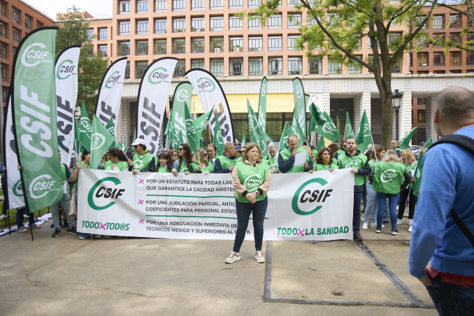 Archivo - Decenas de personas durante una concentración ante la sede del Ministerio de Sanidad, a 14 de mayo de 2025, en Madrid (España). La manifestación coincide con una reunión entre el Ministe
