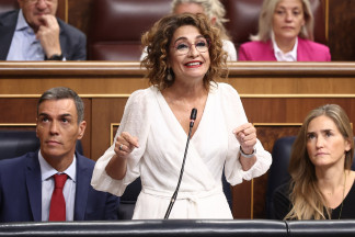 La vicepresidenta primera y ministra de Hacienda, María Jesús Montero, interviene durante una sesión de control al Gobierno en el Congreso de los Diputados, a 17 de septiembre de 2025, en Madrid (E