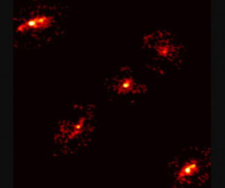 Una rara configuración cósmica: los científicos han descubierto una cruz de Einstein con cinco puntos de luz, en lugar de los cuatro habituales.