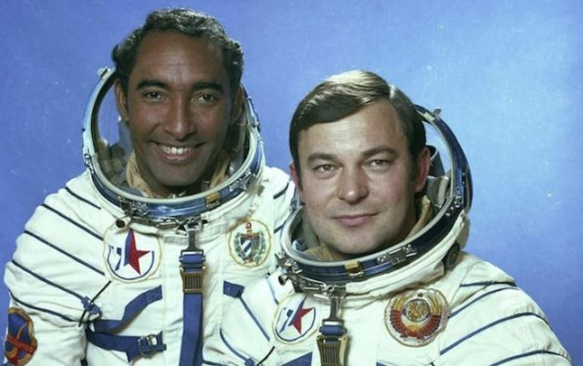 Archivo - Arnaldo Tamayo-Méndez, a la izquierda, junto a su compañero de vuelo Yuri Romanenko