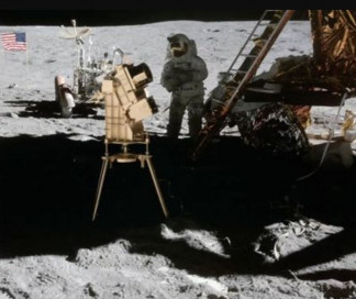 El astronauta del Apolo 16 John Young es fotografiado en la superficie lunar con la cámara/espectrógrafo ultravioleta lejano bañado en oro de George Carruthers, el primer observatorio basado en la 