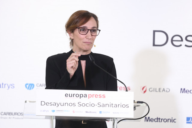 La ministra de Sanidad Mónica García, interviene durante un Desayuno Socio-Sanitario organizado por Europa Press, en el Hotel Hyatt Regency Hesperia Madrid, a 22 de septiembre de 2025, en Madrid (España).