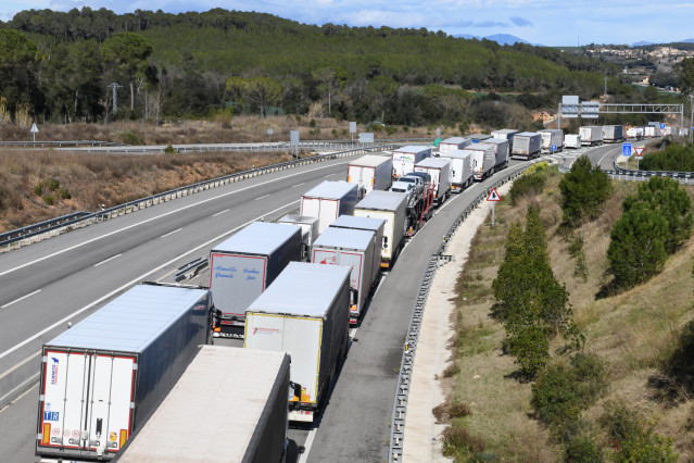 Archivo - Colas de camiones en la carretera.