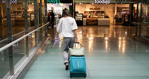 EuropaPress 6925856 persona camina t4 aeropuerto adolfo suarez madrid barajas 31 agosto 2025
