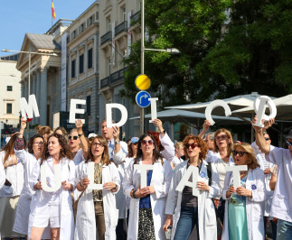 Archivo - Un grupo de médicos con batas blancas se manifiestan, durante una huelga general convocada por la Confederación Española de Sindicatos Médicos (CESM) y el Sindicato Médico Andaluz (SMA)
