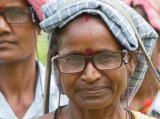 Imagen de una mujer con gafas.