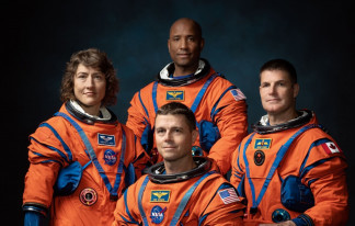 Tripulantes de Artemis II. Arriba Victor Glover, Izquierda Christina Koch, Abajo Reid Wiseman y a la derecha Jeremy Hansen