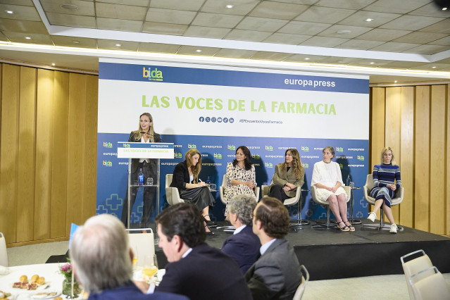 (I-D) La viceconsejera de Sanidad de la Comunidad de Madrid y directora del Servicio Madrileño de Salud, Laura Gutiérrez, jefa de salud e InfoSalus de Europa Press, Cristina Velázquez, y las farmaceuticas, Cristina Guillén Pino, María José Cejudo Fernánde