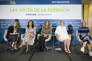(I-D) La jefa de salud e InfoSalus de Europa Press, Cristina Velázquez, y las farmaceuticas, Cristina Guillén Pino, María José Cejudo Fernández, Raquel Casado Álvaro, y Ana Núñez Lapeña, dura