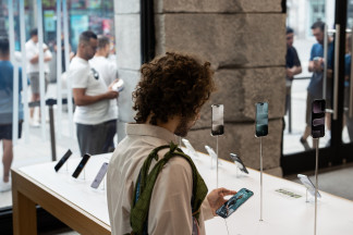 Detalle de un iPhone 17 durante el lanzamiento de los nuevos productos de Apple, en el Apple Store de Puerta del Sol, a 19 de septiembre de 2025, en Madrid (España).