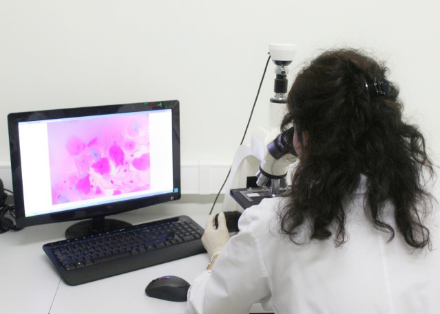 Inmunóloga trabajando en laboratorio.