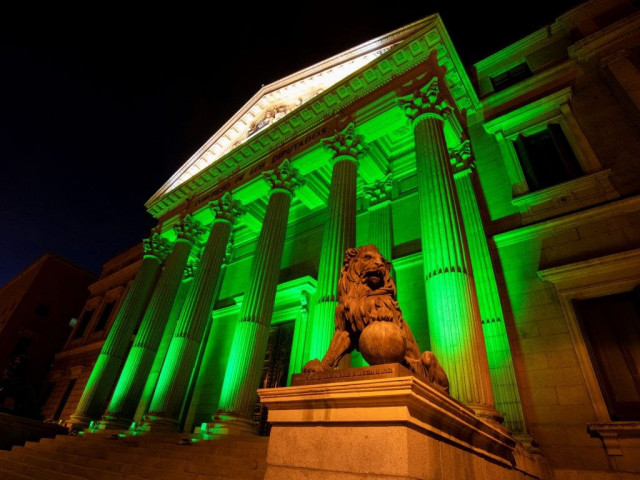 El Congreso de los Diputados y otros edificios emblemáticos españoles se iluminan para homenajear a los farmacéuticos