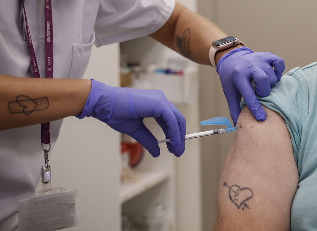 Archivo - Una mujer se vacuna durante el inicio de la campaña de vacunación frente a la gripe y la Covid-19, en el centro de salud Alfahuir, a 16 de octubre de 2023, en Valencia, Comunidad Valenciana (España). Hoy se ha realizado el inicio de la campaña d