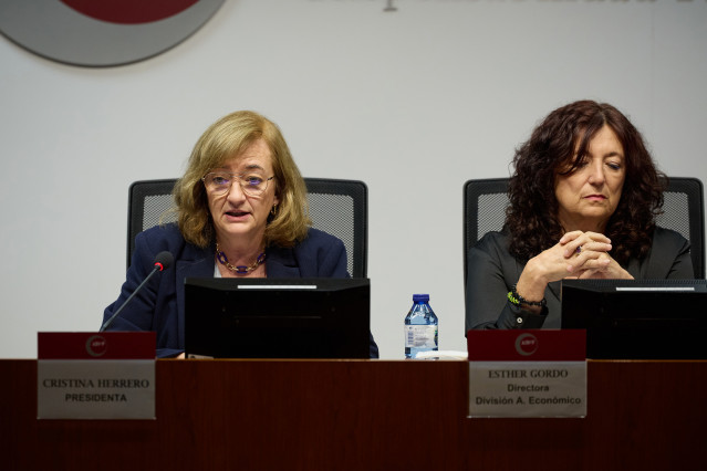 Archivo - La presidenta de AIReF, Cristina Herrero, el director de la División de Análisis Presupuestario, Ignacio Fernández-Huertas, y la directora de la División de Análisis Económico, Esther Gordo, presentan el primer informe de seguimiento del Plan Fi