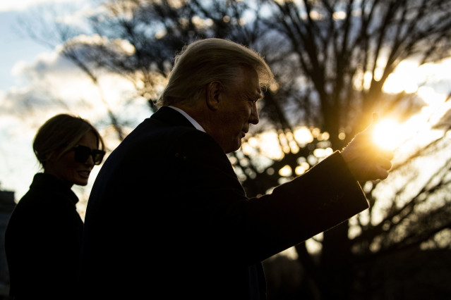Archivo - El Presidente de los Estados Unidos, Donald Trump, abandona la Casa Blanca acompañado de la primera dama, Melania Trump, antes de subirse en el Marine One en el Jardín Sur de la Casa Blanca, en Washington D.C., Estados Unidos, a 20 de enero de 2